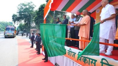 मुख्यमंत्री योगी आदित्यनाथ ने मंगलवार को अपने आवास से पंजाब के बाढ़ प्रभावित किसानों के लिए 1000 क्विंटल गेहूं बीज सहायता वाहनों को हरी झंडी दिखाकर रवाना किया। उन्होंने कहा कि दीपावली का सच्चा आनंद तभी है जब हम पीड़ित के साथ खड़े हों। यूपी सरकार की यह पहल राज्यों के बीच सहयोग और मानवता की मिसाल है। “बीबी-327” रोग-प्रतिरोधी और पोषणयुक्त प्रजाति का बीज पंजाब के अन्नदाताओं के लिए निशुल्क भेजा गया है। मुख्यमंत्री ने कहा कि उत्तर प्रदेश सरकार हर आपदा-पीड़ित के साथ है और किसानों को आत्मनिर्भर बनाने के लिए प्रतिबद्ध है।