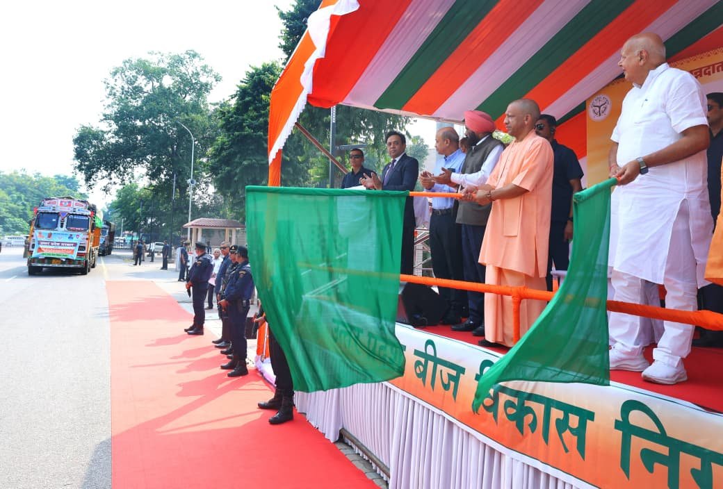 मुख्यमंत्री योगी आदित्यनाथ ने मंगलवार को अपने आवास से पंजाब के बाढ़ प्रभावित किसानों के लिए 1000 क्विंटल गेहूं बीज सहायता वाहनों को हरी झंडी दिखाकर रवाना किया। उन्होंने कहा कि दीपावली का सच्चा आनंद तभी है जब हम पीड़ित के साथ खड़े हों। यूपी सरकार की यह पहल राज्यों के बीच सहयोग और मानवता की मिसाल है। “बीबी-327” रोग-प्रतिरोधी और पोषणयुक्त प्रजाति का बीज पंजाब के अन्नदाताओं के लिए निशुल्क भेजा गया है। मुख्यमंत्री ने कहा कि उत्तर प्रदेश सरकार हर आपदा-पीड़ित के साथ है और किसानों को आत्मनिर्भर बनाने के लिए प्रतिबद्ध है।