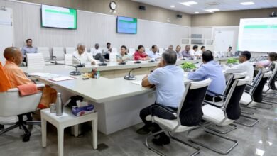 लखनऊ। मुख्यमंत्री योगी आदित्यनाथ ने प्रदेश में औषधियों की गुणवत्ता सुनिश्चित करने के लिए औषधि नियंत्रण व्यवस्था को मजबूत करने का बड़ा निर्णय लिया है। उन्होंने हर जिले में ‘जिला औषधि नियंत्रण अधिकारी’ का पद सृजित करने और औषधि निरीक्षकों की संख्या दोगुनी करने के निर्देश दिए हैं। अब इन पदों पर भर्ती साक्षात्कार के बजाय लिखित परीक्षा से होगी। बैठक में मुख्यमंत्री ने औषधि निरीक्षण व्यवस्था को राष्ट्रीय मानकों के अनुरूप बनाने और उच्च पदों के पुनर्गठन पर सहमति जताई।