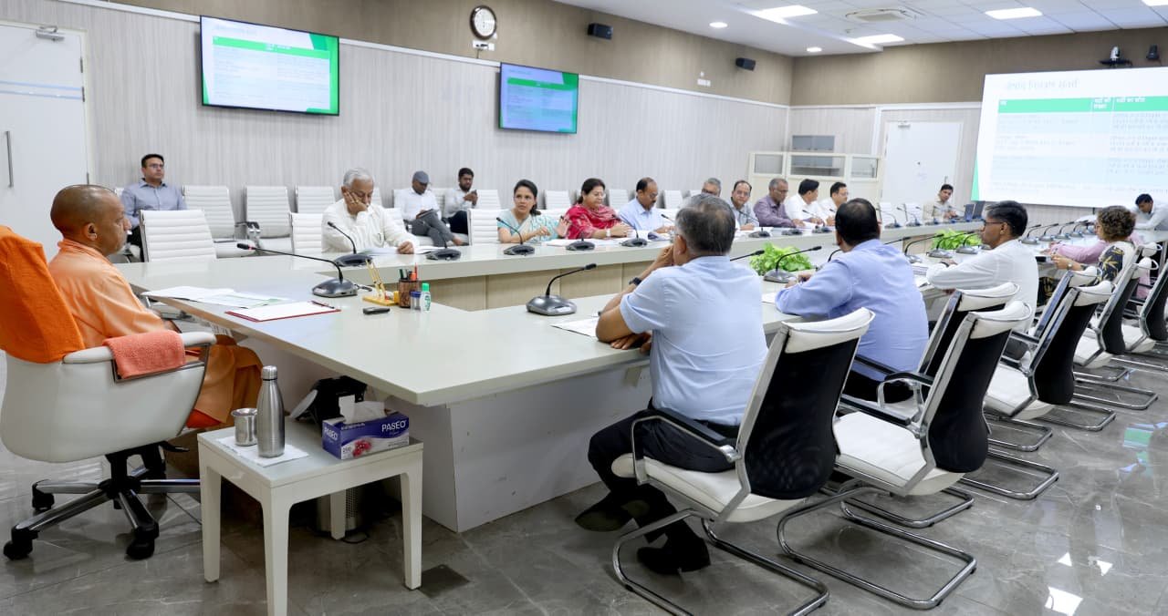 लखनऊ। मुख्यमंत्री योगी आदित्यनाथ ने प्रदेश में औषधियों की गुणवत्ता सुनिश्चित करने के लिए औषधि नियंत्रण व्यवस्था को मजबूत करने का बड़ा निर्णय लिया है। उन्होंने हर जिले में ‘जिला औषधि नियंत्रण अधिकारी’ का पद सृजित करने और औषधि निरीक्षकों की संख्या दोगुनी करने के निर्देश दिए हैं। अब इन पदों पर भर्ती साक्षात्कार के बजाय लिखित परीक्षा से होगी। बैठक में मुख्यमंत्री ने औषधि निरीक्षण व्यवस्था को राष्ट्रीय मानकों के अनुरूप बनाने और उच्च पदों के पुनर्गठन पर सहमति जताई।
