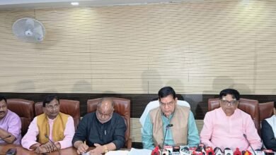 वाराणसी में नगर विकास एवं ऊर्जा मंत्री ए.के. शर्मा ने कहा कि 31 अक्टूबर को सरदार वल्लभभाई पटेल की 150वीं जयंती पर पूरे प्रदेश में ‘रन फॉर यूनिटी’ कार्यक्रम आयोजित होगा। 1 से 26 नवंबर तक सभी विधानसभा क्षेत्रों में ‘एकता पदयात्रा’ निकाली जाएगी। शर्मा ने कहा कि भाजपा, एनसीसी, एनएसएस, किसान, श्रमिक और समाज के सभी वर्ग इसमें भाग लेंगे। प्रत्येक जिले से प्रतिनिधि गुजरात के करमसद में राष्ट्रीय पदयात्रा में शामिल होंगे। शर्मा ने कहा- यह कार्यक्रम औपचारिकता नहीं, बल्कि जनभागीदारी का उत्सव होगा, जो सरदार पटेल के ‘अखंड भारत’ के सपने को साकार करेगा।