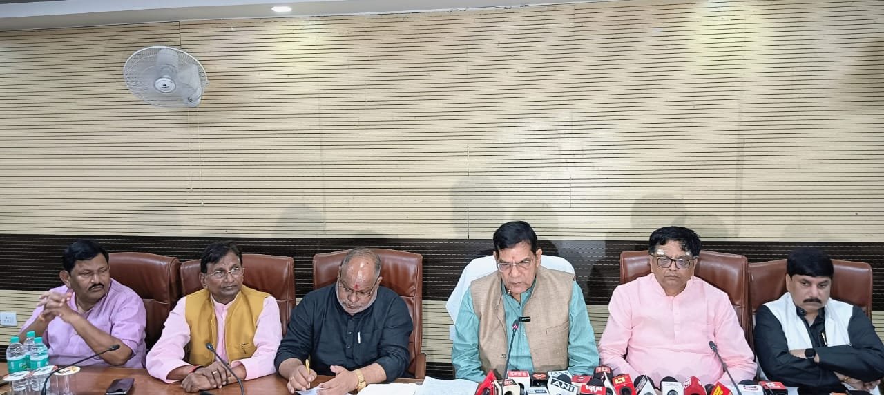 वाराणसी में नगर विकास एवं ऊर्जा मंत्री ए.के. शर्मा ने कहा कि 31 अक्टूबर को सरदार वल्लभभाई पटेल की 150वीं जयंती पर पूरे प्रदेश में ‘रन फॉर यूनिटी’ कार्यक्रम आयोजित होगा। 1 से 26 नवंबर तक सभी विधानसभा क्षेत्रों में ‘एकता पदयात्रा’ निकाली जाएगी। शर्मा ने कहा कि भाजपा, एनसीसी, एनएसएस, किसान, श्रमिक और समाज के सभी वर्ग इसमें भाग लेंगे। प्रत्येक जिले से प्रतिनिधि गुजरात के करमसद में राष्ट्रीय पदयात्रा में शामिल होंगे। शर्मा ने कहा- यह कार्यक्रम औपचारिकता नहीं, बल्कि जनभागीदारी का उत्सव होगा, जो सरदार पटेल के ‘अखंड भारत’ के सपने को साकार करेगा।