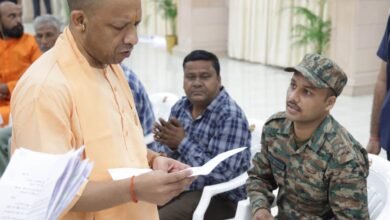 लखनऊ में दीपावली के बाद सोमवार को मुख्यमंत्री योगी आदित्यनाथ ने ‘जनता दर्शन’ के दौरान प्रदेश के विभिन्न जनपदों से आये 50 से अधिक पीड़ितों से मुलाकात की और उनकी समस्याएं सुनीं। सीएम ने अफसरों को निर्देश दिया कि प्रत्येक शिकायत का समयबद्ध और उचित निस्तारण करते हुए पीड़ितों से फीडबैक भी लें। सरकारी जमीनों पर कब्जे की शिकायत पर तत्काल कार्रवाई का आदेश दिया। आर्थिक सहायता मांगने वाले पीड़ित को इलाज के लिए जरूरी मदद का भरोसा दिया। लोकगीत कलाकार को कार्यक्रम दिलाने का भी आश्वासन दिया। पुलिस व पारिवारिक मामलों पर भी तुरंत समाधान कराने के निर्देश दिए।