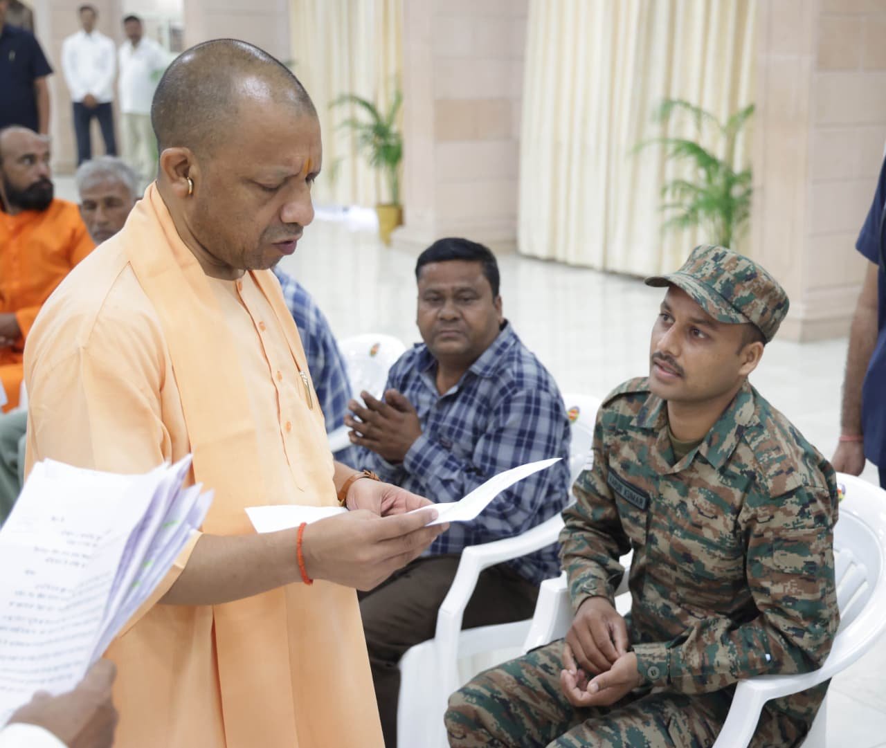 लखनऊ में दीपावली के बाद सोमवार को मुख्यमंत्री योगी आदित्यनाथ ने ‘जनता दर्शन’ के दौरान प्रदेश के विभिन्न जनपदों से आये 50 से अधिक पीड़ितों से मुलाकात की और उनकी समस्याएं सुनीं। सीएम ने अफसरों को निर्देश दिया कि प्रत्येक शिकायत का समयबद्ध और उचित निस्तारण करते हुए पीड़ितों से फीडबैक भी लें। सरकारी जमीनों पर कब्जे की शिकायत पर तत्काल कार्रवाई का आदेश दिया। आर्थिक सहायता मांगने वाले पीड़ित को इलाज के लिए जरूरी मदद का भरोसा दिया। लोकगीत कलाकार को कार्यक्रम दिलाने का भी आश्वासन दिया। पुलिस व पारिवारिक मामलों पर भी तुरंत समाधान कराने के निर्देश दिए।