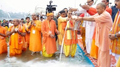 लखनऊ में गोमती तट स्थित लक्ष्मण मेला मैदान पर आयोजित भव्य छठ महापर्व कार्यक्रम में मुख्यमंत्री योगी आदित्यनाथ ने कहा कि छठ पूजा लोक आस्था, सामाजिक एकता और प्रकृति-संरक्षण का अद्भुत संगम है। भोजपुरिया समाज को संबोधित करते हुए उन्होंने भोजपुरी में शुभकामनाएं दीं और परिवार व समाज की सुख-समृद्धि की प्रार्थना की। सीएम योगी ने स्वच्छता को नागरिक कर्तव्य बताते हुए कहा कि एक से डेढ़ वर्ष में लखनऊ का कोई ड्रेनेज गोमती में नहीं गिरेगा और पीलीभीत से गाजीपुर तक गोमती निर्मल व अविरल बनाई जाएगी। उन्होंने श्रद्धालुओं से पूजा उपरांत स्वच्छता अभियान चलाने की अपील भी की।