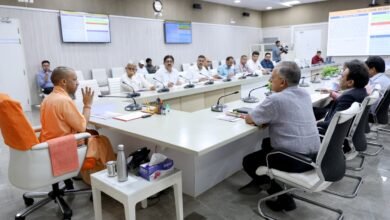 मुख्यमंत्री योगी आदित्यनाथ ने अयोध्या महायोजना 2031 की समीक्षा के दौरान आदेश दिया कि अयोध्या का विकास भव्यता, आस्था और आधुनिकता का संतुलित मिश्रण होना चाहिए। योजना के अंतर्गत अयोध्या को वैश्विक आध्यात्मिक और पर्यटन हब बनाने की रणनीति तय की जा रही है। शहर को 18 जोनों में विभाजित कर आवास, व्यवसाय, हरित क्षेत्र, परिवहन और औद्योगिक विकास का संतुलित रोडमैप तैयार हुआ है। बढ़ती जनसंख्या को ध्यान में रखते हुए नई टाउनशिप, एयरपोर्ट, रिंग रोड, बहुस्तरीय पार्किंग और आधुनिक नागरिक सुविधाओं का विस्तार होगा। सरयू तट और सांस्कृतिक विरासत की रक्षा को सर्वोच्च प्राथमिकता दी जाएगी।