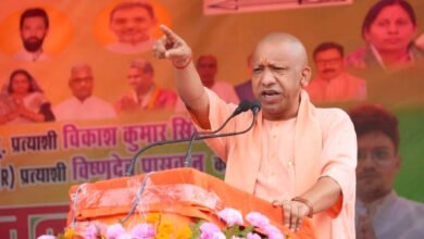 सिवान के रघुनाथपुर और दरौली विधानसभा क्षेत्रों में जनसभा को संबोधित करते हुए मुख्यमंत्री योगी आदित्यनाथ ने कहा कि बिहार को अब जंगलराज नहीं, बल्कि जनराज और विकास की राह पर आगे बढ़ाना है। उन्होंने आरजेडी पर आपराधिक राजनीति को बढ़ावा देने का आरोप लगाया और कहा कि यह चुनाव केवल सत्ता का नहीं बल्कि “पहचान के संकट” के खिलाफ लड़ाई है। योगी ने दावा किया कि डबल इंजन सरकार ने अपराध और अराजकता को खत्म कर प्रगति के नए अध्याय की शुरुआत की है। उन्होंने राम मंदिर, एयरपोर्ट, मेडिकल कॉलेज, गरीब कल्याण योजनाओं का उल्लेख करते हुए एनडीए प्रत्याशियों को जिताने की अपील की।