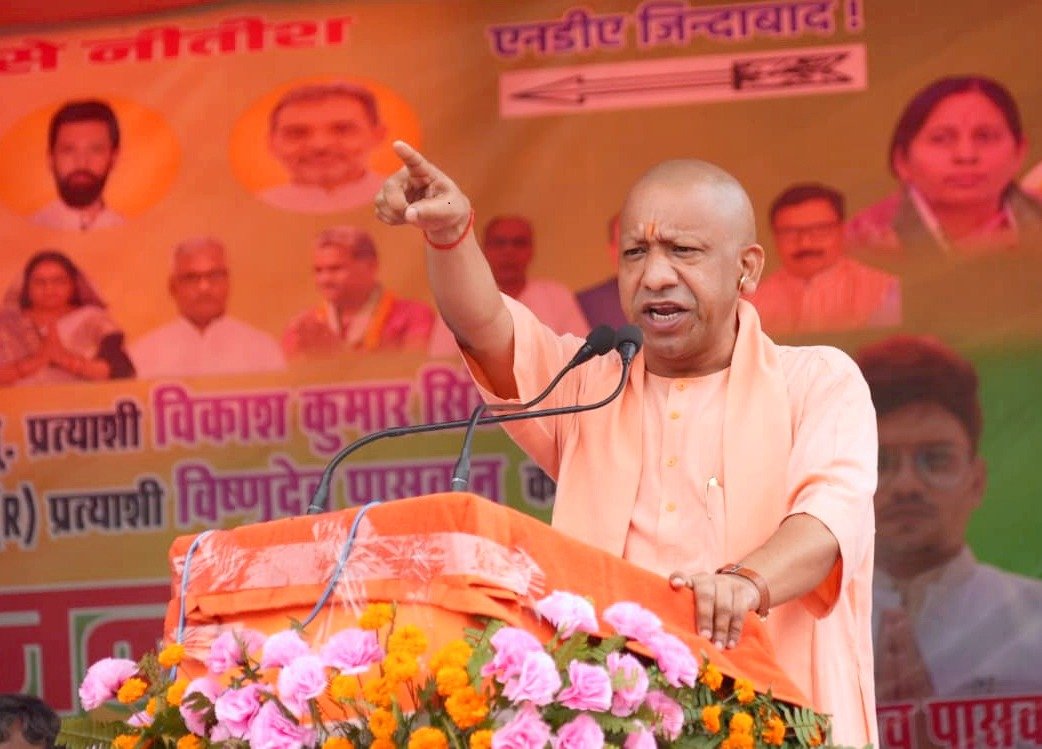 सिवान के रघुनाथपुर और दरौली विधानसभा क्षेत्रों में जनसभा को संबोधित करते हुए मुख्यमंत्री योगी आदित्यनाथ ने कहा कि बिहार को अब जंगलराज नहीं, बल्कि जनराज और विकास की राह पर आगे बढ़ाना है। उन्होंने आरजेडी पर आपराधिक राजनीति को बढ़ावा देने का आरोप लगाया और कहा कि यह चुनाव केवल सत्ता का नहीं बल्कि “पहचान के संकट” के खिलाफ लड़ाई है। योगी ने दावा किया कि डबल इंजन सरकार ने अपराध और अराजकता को खत्म कर प्रगति के नए अध्याय की शुरुआत की है। उन्होंने राम मंदिर, एयरपोर्ट, मेडिकल कॉलेज, गरीब कल्याण योजनाओं का उल्लेख करते हुए एनडीए प्रत्याशियों को जिताने की अपील की।