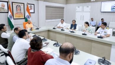 लखनऊ में प्रस्तावित ‘नौसेना शौर्य संग्रहालय’ भारतीय नौसेना के गौरवशाली इतिहास और समुद्री सामर्थ्य का जीवंत प्रतीक बनेगा। मुख्यमंत्री योगी आदित्यनाथ ने इसकी समीक्षा बैठक में संग्रहालय को “अनुभव का केंद्र” बनाने के निर्देश दिए, जहाँ लोग नौसेना के अभियानों और वीरता को इंटरएक्टिव तरीके से अनुभव कर सकेंगे। संग्रहालय में INS गोमती, TU-142 विमान, सी किंग हेलीकॉप्टर, 7D थिएटर और वॉरशिप सिम्युलेटर जैसे आकर्षण होंगे। यह संग्रहालय उत्तर प्रदेश को राष्ट्रीय पर्यटन मानचित्र पर नई पहचान देगा और भारत की समुद्री परंपरा को जन-जन तक पहुँचाएगा।