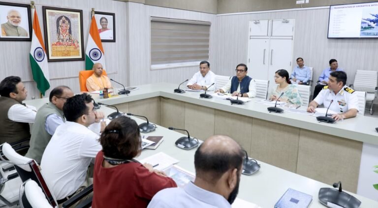 लखनऊ में प्रस्तावित ‘नौसेना शौर्य संग्रहालय’ भारतीय नौसेना के गौरवशाली इतिहास और समुद्री सामर्थ्य का जीवंत प्रतीक बनेगा। मुख्यमंत्री योगी आदित्यनाथ ने इसकी समीक्षा बैठक में संग्रहालय को “अनुभव का केंद्र” बनाने के निर्देश दिए, जहाँ लोग नौसेना के अभियानों और वीरता को इंटरएक्टिव तरीके से अनुभव कर सकेंगे। संग्रहालय में INS गोमती, TU-142 विमान, सी किंग हेलीकॉप्टर, 7D थिएटर और वॉरशिप सिम्युलेटर जैसे आकर्षण होंगे। यह संग्रहालय उत्तर प्रदेश को राष्ट्रीय पर्यटन मानचित्र पर नई पहचान देगा और भारत की समुद्री परंपरा को जन-जन तक पहुँचाएगा।