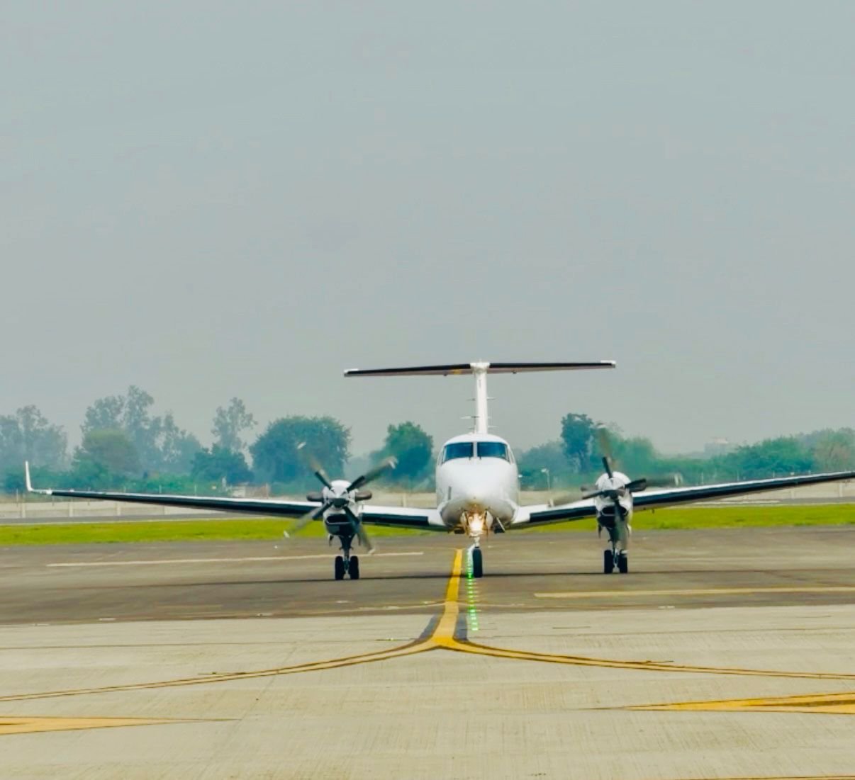 जेवर इंटरनेशनल एयरपोर्ट के संचालन की दिशा में अहम उपलब्धि दर्ज हुई है। AAI की कैलिब्रेशन फ्लाइट ने एयरपोर्ट पर सफल परीक्षण किया। यह उड़ान हवाई अड्डे के नेविगेशन और सुरक्षा प्रणालियों की जांच के लिए की जाती है, जिससे एयरपोर्ट अंतरराष्ट्रीय सुरक्षा मानकों के अनुरूप हो सके।