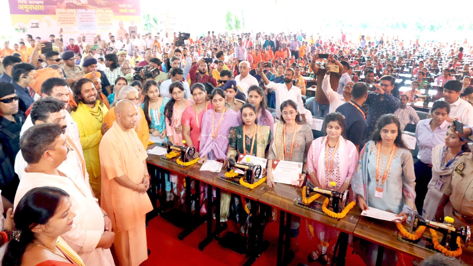 मुख्यमंत्री ने श्री अन्नपूर्णा ऋषिकुल ब्रह्मचर्याश्रम में लैपटॉप व सिलाई मशीन का किया वितरण