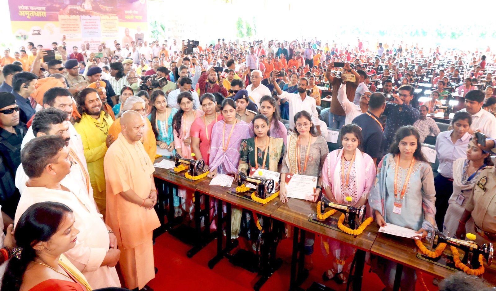 मुख्यमंत्री ने श्री अन्नपूर्णा ऋषिकुल ब्रह्मचर्याश्रम में लैपटॉप व सिलाई मशीन का किया वितरण