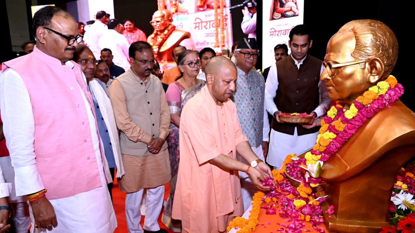 पूर्व विधायक स्व. डी.पी. बोरा की 85वीं जयंती के अवसर पर आयोजित कार्यक्रम में शामिल हुए सीएम योगी