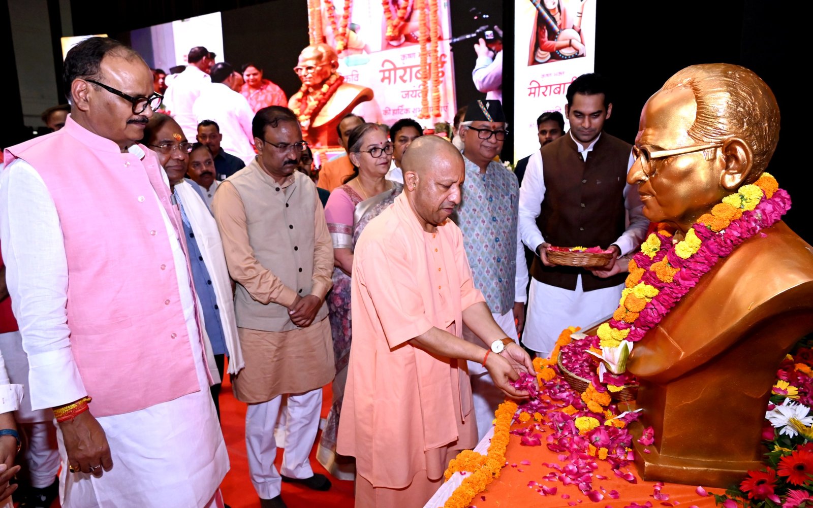 पूर्व विधायक स्व. डी.पी. बोरा की 85वीं जयंती के अवसर पर आयोजित कार्यक्रम में शामिल हुए सीएम योगी