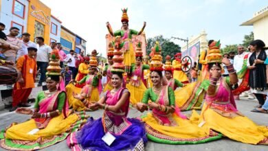 अयोध्या, 19 अक्टूबर 2025 — दीपोत्सव 2025 के तहत भगवान श्रीराम की नगरी अयोध्या भक्ति, विकास और संस्कृति का अद्भुत संगम बन गई। पर्यटन मंत्री जयवीर सिंह ने रामायण काल की 22 झांकियों को रवाना किया, जिनमें श्रीराम के जीवन के सातों कांड सजीव रूप में प्रदर्शित हुए। रामपथ पर पुष्पवर्षा, आरती और लोकनृत्यों ने वातावरण को भक्तिमय बना दिया। झांकियों में योगी सरकार की योजनाओं और सांस्कृतिक विरासत का भी चित्रण किया गया। दीपोत्सव ने एक बार फिर यह संदेश दिया कि अयोध्या भारत की सांस्कृतिक चेतना और रामराज्य की भावना का केंद्र है।