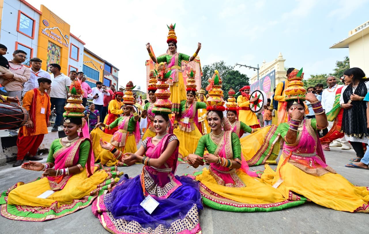 अयोध्या, 19 अक्टूबर 2025 — दीपोत्सव 2025 के तहत भगवान श्रीराम की नगरी अयोध्या भक्ति, विकास और संस्कृति का अद्भुत संगम बन गई। पर्यटन मंत्री जयवीर सिंह ने रामायण काल की 22 झांकियों को रवाना किया, जिनमें श्रीराम के जीवन के सातों कांड सजीव रूप में प्रदर्शित हुए। रामपथ पर पुष्पवर्षा, आरती और लोकनृत्यों ने वातावरण को भक्तिमय बना दिया। झांकियों में योगी सरकार की योजनाओं और सांस्कृतिक विरासत का भी चित्रण किया गया। दीपोत्सव ने एक बार फिर यह संदेश दिया कि अयोध्या भारत की सांस्कृतिक चेतना और रामराज्य की भावना का केंद्र है।