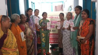 उत्तर प्रदेश में मिशन शक्ति 5.0 के तहत अंतरराष्ट्रीय बालिका सप्ताह (3–11 अक्टूबर) के अवसर पर महिला एवं बाल विकास विभाग द्वारा ‘व्यक्तिगत स्वच्छता संवाद’ कार्यक्रम आयोजित किया गया। इस पहल ने बालिकाओं में मासिक धर्म स्वच्छता, आत्मसम्मान और आत्मनिर्भरता के प्रति नई चेतना जगाई। विशेषज्ञों ने बालिकाओं से संवाद कर सेनेटरी पैड के सुरक्षित उपयोग, निस्तारण और मिथकों पर वैज्ञानिक दृष्टिकोण साझा किया। कार्यक्रम का उद्देश्य मासिक धर्म से जुड़ी झिझक को खत्म कर स्वास्थ्य और सम्मान को प्राथमिकता देना था। अपर मुख्य सचिव लीना जोहरी ने कहा कि यह जागरूकता बालिकाओं के संपूर्ण विकास की कुंजी है। प्रदेश के 131 बाल देखरेख संस्थानों और अन्य केंद्रों में यह अभियान चलाकर लाखों लोगों को लाभान्वित किया गया। मिशन शक्ति 5.0 नारी सशक्तिकरण की दिशा में एक मील का पत्थर बन चुका है।