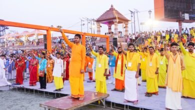 अयोध्या दीपोत्सव 2025 इस बार इतिहास रचने जा रहा है। मुख्यमंत्री योगी आदित्यनाथ के नेतृत्व में सरयू तट पर होने वाली मां सरयू की भव्य आरती “भक्ति, संस्कृति और सामाजिक समरसता” का अद्भुत संगम बनेगी। पिछले वर्ष 1151 लोगों द्वारा विश्व रिकॉर्ड बनने के बाद, इस बार 2000 से अधिक श्रद्धालु आरती में भाग लेंगे। आयोजन स्थल को 11 जोन में विभाजित किया गया है। दीपदान, वेदपाठ और आरती का पूर्वाभ्यास पूरा हो चुका है। योगी सरकार की प्रेरणा से अयोध्या जब 21 सौ दीपों से जगमगाएगी, तो विश्व को “एक भारत, श्रेष्ठ भारत” का संदेश मिलेगा।