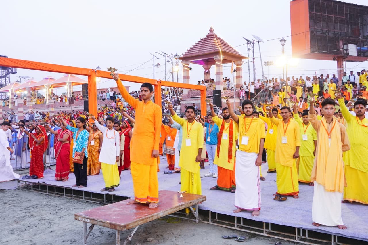 अयोध्या दीपोत्सव 2025 इस बार इतिहास रचने जा रहा है। मुख्यमंत्री योगी आदित्यनाथ के नेतृत्व में सरयू तट पर होने वाली मां सरयू की भव्य आरती “भक्ति, संस्कृति और सामाजिक समरसता” का अद्भुत संगम बनेगी। पिछले वर्ष 1151 लोगों द्वारा विश्व रिकॉर्ड बनने के बाद, इस बार 2000 से अधिक श्रद्धालु आरती में भाग लेंगे। आयोजन स्थल को 11 जोन में विभाजित किया गया है। दीपदान, वेदपाठ और आरती का पूर्वाभ्यास पूरा हो चुका है। योगी सरकार की प्रेरणा से अयोध्या जब 21 सौ दीपों से जगमगाएगी, तो विश्व को “एक भारत, श्रेष्ठ भारत” का संदेश मिलेगा।