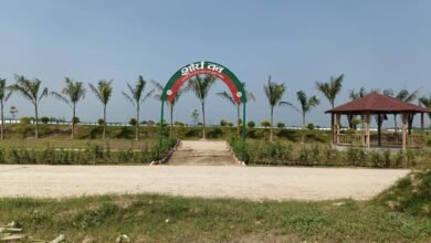 लखनऊ के भटगांव स्थित ब्रह्मोस फैसिलिटी में उत्तर प्रदेश वन विभाग ने मुख्यमंत्री योगी आदित्यनाथ के नेतृत्व में 30 एकड़ भूमि पर “शौर्य वन” विकसित किया है। रक्षा मंत्री राजनाथ सिंह और मुख्यमंत्री ने यहां “एक पेड़ मां के नाम 2.0” अभियान के तहत रुद्राक्ष का पौधा लगाया। अब तक यहां 20 हजार पौधे रोपे जा चुके हैं, जिनमें आम, नीम, आंवला, मौलश्री, अर्जुन और शीशम प्रमुख हैं। चारों ओर बांस की हरियाली से सुसज्जित यह “शौर्य वन” न केवल पर्यावरण संरक्षण का प्रतीक बनेगा, बल्कि भारतीय सेना के साहसिक पराक्रम की याद भी दिलाएगा।