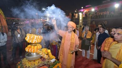 अयोध्या का दीपोत्सव 2025 भक्ति और आलोक का अनोखा संगम बन गया। मुख्यमंत्री योगी आदित्यनाथ के नेतृत्व में रामनगरी ने 26,17,215 दीपों से नया विश्व रिकॉर्ड कायम किया। सरयू तट पर 2128 वेदाचार्यों ने आरती कर वातावरण को आध्यात्मिक ऊर्जा से भर दिया। गिनीज बुक ऑफ वर्ल्ड रिकॉर्ड्स ने इसे “विश्व का सबसे बड़ा दीपोत्सव” घोषित किया। इस आयोजन में प्रशासन, स्वयंसेवकों, शिक्षकों और विद्यार्थियों की सक्रिय भूमिका रही, जिससे पूरी अयोध्या भक्ति, संस्कृति और आस्था की अविरल धारा में डूब गई।