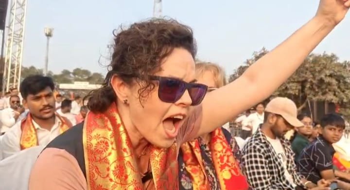 दीपोत्सव 2025 में अयोध्या की भव्यता ने विदेशी अतिथियों को भी अभिभूत कर दिया। राम की पैड़ी और सरयू घाट पर दीपों की झिलमिलाहट, पुष्पवर्षा और “जय श्रीराम” के जयघोष ने ऐसा दृश्य रचा जिसे देख विदेशी मेहमान भी श्रद्धा से झूम उठे। पोलैंड, यूक्रेन, रूस और श्रीलंका से आए पर्यटक दीपोत्सव की दिव्यता में खो गए। पोलैंड की सिवोना और यूक्रेन की नतालिया ने कहा कि अयोध्या शांति और प्रेम से भरा पवित्र स्थान है। उन्होंने कहा — यहां की मुस्कान, भक्ति और अपनापन अविस्मरणीय है।