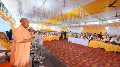 अयोध्या में मुख्यमंत्री योगी आदित्यनाथ ने दीपावली मिलन कार्यक्रम में संतों संग सहभागिता की और समाज को जोड़ने का संदेश दिया। कारसेवकपुरम में बैठक के बाद उन्होंने गौशाला में गायों को गुड़-चना खिलाया और निषाद बस्ती में मिष्ठान वितरित किया। मुख्यमंत्री ने कहा कि समाज के हर वर्ग को जोड़ना ही रामराज्य की दिशा में कदम है। उन्होंने दिगंबर अखाड़े, बड़ा भक्त महल और मणिराम दास छावनी पहुंचकर संतों से भेंट की, उपहार दिए और प्रदेशवासियों को दीपावली की शुभकामनाएं दीं। सीएम योगी ने सफाईकर्मियों व नाविकों को सम्मानित कर समाजसेवा का संदेश भी दिया।