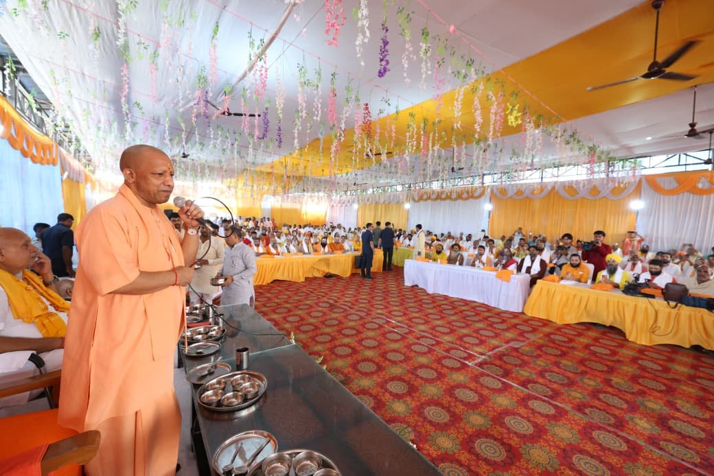 अयोध्या में मुख्यमंत्री योगी आदित्यनाथ ने दीपावली मिलन कार्यक्रम में संतों संग सहभागिता की और समाज को जोड़ने का संदेश दिया। कारसेवकपुरम में बैठक के बाद उन्होंने गौशाला में गायों को गुड़-चना खिलाया और निषाद बस्ती में मिष्ठान वितरित किया। मुख्यमंत्री ने कहा कि समाज के हर वर्ग को जोड़ना ही रामराज्य की दिशा में कदम है। उन्होंने दिगंबर अखाड़े, बड़ा भक्त महल और मणिराम दास छावनी पहुंचकर संतों से भेंट की, उपहार दिए और प्रदेशवासियों को दीपावली की शुभकामनाएं दीं। सीएम योगी ने सफाईकर्मियों व नाविकों को सम्मानित कर समाजसेवा का संदेश भी दिया।