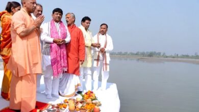 मुख्यमंत्री योगी आदित्यनाथ ने हापुड़ के गढ़मुक्तेश्वर में कार्तिक पूर्णिमा मेले की तैयारियों का निरीक्षण करते हुए इसे ‘मिनी कुंभ’ के रूप में भव्य आयोजन करने के निर्देश दिए। इस वर्ष 30 अक्टूबर से 5 नवंबर तक चलने वाले मेले में लगभग 45 लाख श्रद्धालु आने की संभावना है। मुख्यमंत्री ने एनडीआरएफ-एसडीआरएफ की तैनाती, सीसीटीवी निगरानी, स्वच्छता, यातायात, स्वास्थ्य और प्रकाश व्यवस्था पर विशेष बल दिया। मेले को प्लास्टिक मुक्त, सुरक्षित और अनुशासित बनाने के लिए सभी विभागों को समन्वित प्रयासों के निर्देश दिए गए हैं। यह मेला आस्था, अनुशासन और संस्कृति का अनूठा संगम बनेगा।