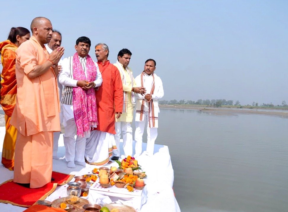 मुख्यमंत्री योगी आदित्यनाथ ने हापुड़ के गढ़मुक्तेश्वर में कार्तिक पूर्णिमा मेले की तैयारियों का निरीक्षण करते हुए इसे ‘मिनी कुंभ’ के रूप में भव्य आयोजन करने के निर्देश दिए। इस वर्ष 30 अक्टूबर से 5 नवंबर तक चलने वाले मेले में लगभग 45 लाख श्रद्धालु आने की संभावना है। मुख्यमंत्री ने एनडीआरएफ-एसडीआरएफ की तैनाती, सीसीटीवी निगरानी, स्वच्छता, यातायात, स्वास्थ्य और प्रकाश व्यवस्था पर विशेष बल दिया। मेले को प्लास्टिक मुक्त, सुरक्षित और अनुशासित बनाने के लिए सभी विभागों को समन्वित प्रयासों के निर्देश दिए गए हैं। यह मेला आस्था, अनुशासन और संस्कृति का अनूठा संगम बनेगा।