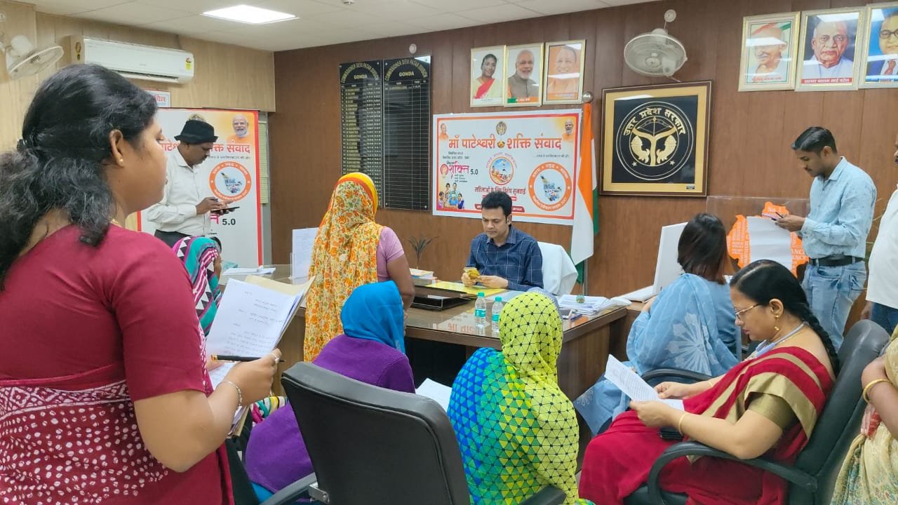 मुख्यमंत्री योगी आदित्यनाथ की निगरानी में प्रदेश की जनशिकायत निवारण प्रणाली (आईजीआरएस) में अभूतपूर्व सुधार देखने को मिल रहे हैं। सितंबर माह की रिपोर्ट में देवीपाटन मंडल ने एक बार फिर प्रदेश में प्रथम स्थान हासिल किया है। मंडलायुक्त शशि भूषण लाल सुशील के नेतृत्व में शिकायतों के त्वरित और पारदर्शी निस्तारण पर विशेष ध्यान दिया जा रहा है। वहीं मीरजापुर और बस्ती मंडल क्रमशः दूसरे और तीसरे स्थान पर रहे। योगी सरकार की सतत मॉनीटरिंग, तकनीकी पारदर्शिता और जनफीडबैक व्यवस्था से आम जनता को त्वरित न्याय सुनिश्चित हो रहा है।