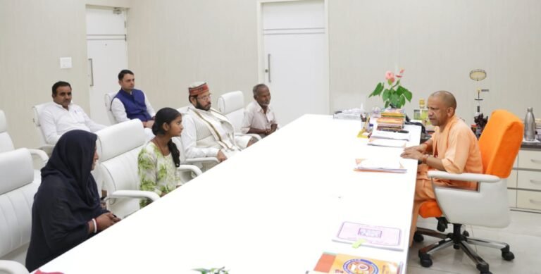 लखनऊ। मुख्यमंत्री योगी आदित्यनाथ ने रायबरेली में दलित युवक हरिओम बाल्मीकि की भीड़ द्वारा पीट-पीटकर हत्या के मामले में पीड़ित परिवार को न्याय, सुरक्षा और सम्मान का भरोसा दिलाया है। लखनऊ में मुलाकात के दौरान सीएम ने मृतक की पत्नी संगीता बाल्मिकी, पिता छोटे लाल और बेटी अन्यना को सांत्वना दी और कहा कि अपराधियों को किसी भी कीमत पर बख्शा नहीं जाएगा। मुख्यमंत्री ने घोषणा की कि परिवार को मुख्यमंत्री आवास योजना के तहत घर, संगीता बाल्मीकि को स्थायी नौकरी और सभी सरकारी योजनाओं का लाभ दिया जाएगा।