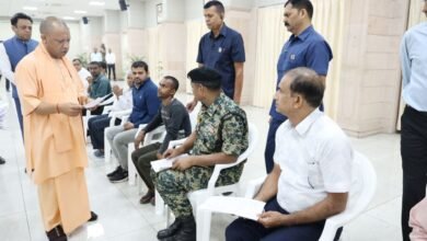 मुख्यमंत्री योगी आदित्यनाथ ने सोमवार को लखनऊ में जनता दर्शन के दौरान प्रदेशभर से आए 50 से अधिक लोगों की समस्याएं सुनीं। सीएम योगी ने अधिकारियों को प्रत्येक शिकायत का त्वरित और न्यायोचित समाधान सुनिश्चित करने के निर्देश दिए। उन्होंने बुलंदशहर के सीआरपीएफ जवान से कहा - “आप निश्चिंत होकर ड्यूटी कीजिए, समाधान सरकार पर छोड़ दीजिए।” मुख्यमंत्री ने फरियादियों के साथ आए बच्चों से स्नेहपूर्वक मुलाकात की और उन्हें चॉकलेट भेंट की। सीएम ने कहा कि जन-जन की सेवा, सुरक्षा और सम्मान ही उनकी सरकार का ध्येय है।