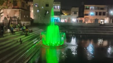 बलिया जिले के बेल्थरारोड नगर का प्रसिद्ध रामलीला मैदान स्थित पोखरा अब अपनी अद्भुत सुंदरता और धार्मिक आभा से लोगों का मन मोह रहा है। पहले बदहाल और विवादों से घिरा यह स्थल अब आकर्षक घाट, फव्वारे और मनमोहक लाइटिंग से सुसज्जित है। आसपास स्थित मंदिर, मस्जिद और गुरुद्वारा इसकी सांप्रदायिक एकता की मिसाल पेश करते हैं। नगर पंचायत चेयरमैन रेनू गुप्ता और प्रतिनिधि दिनेश गुप्ता की पहल से यह पोखरा अब आस्था, संस्कृति और सौंदर्य का संगम बन चुका है।