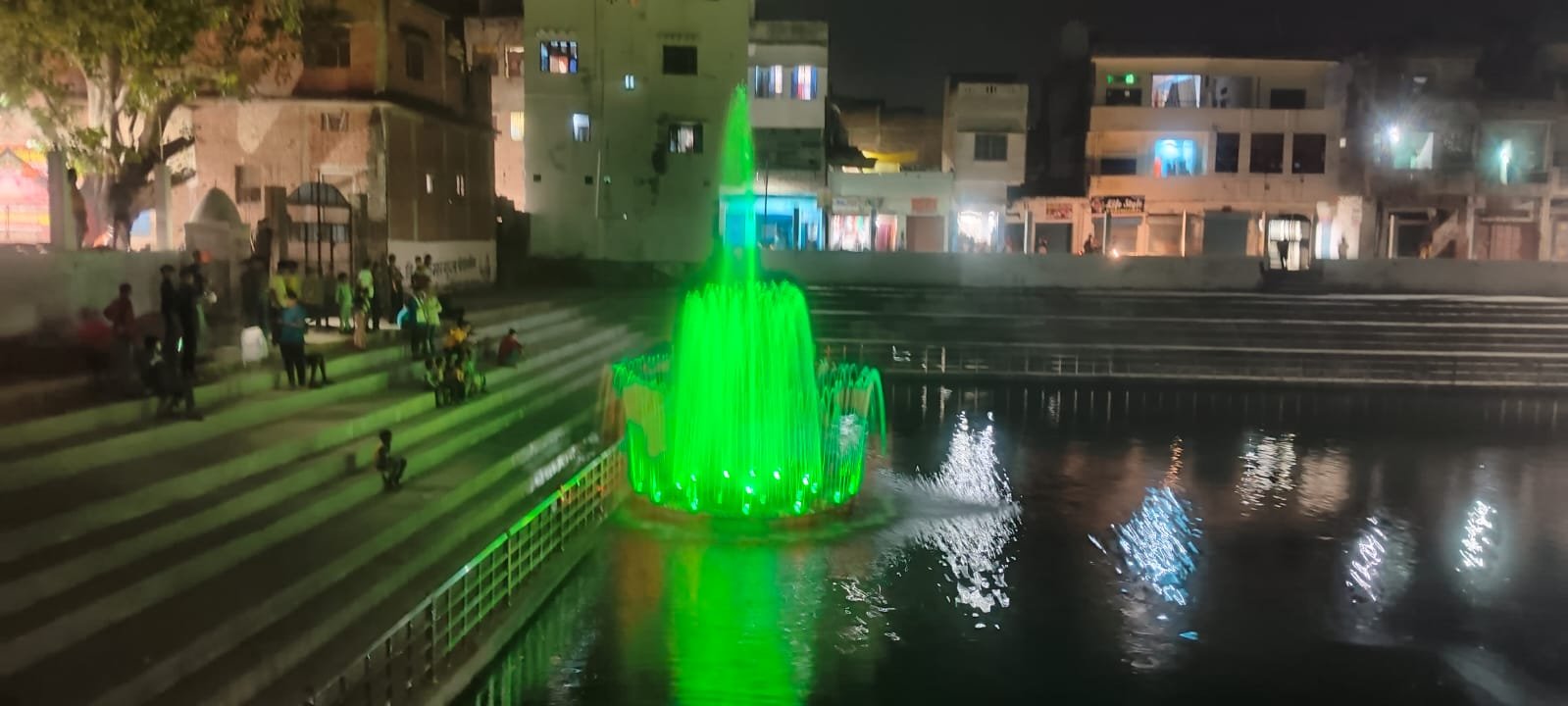 बलिया जिले के बेल्थरारोड नगर का प्रसिद्ध रामलीला मैदान स्थित पोखरा अब अपनी अद्भुत सुंदरता और धार्मिक आभा से लोगों का मन मोह रहा है। पहले बदहाल और विवादों से घिरा यह स्थल अब आकर्षक घाट, फव्वारे और मनमोहक लाइटिंग से सुसज्जित है। आसपास स्थित मंदिर, मस्जिद और गुरुद्वारा इसकी सांप्रदायिक एकता की मिसाल पेश करते हैं। नगर पंचायत चेयरमैन रेनू गुप्ता और प्रतिनिधि दिनेश गुप्ता की पहल से यह पोखरा अब आस्था, संस्कृति और सौंदर्य का संगम बन चुका है।