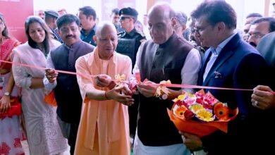 लखनऊ में ब्रह्मोस एयरोस्पेस परिसर में रक्षा मंत्री राजनाथ सिंह और मुख्यमंत्री योगी आदित्यनाथ ने पीटीसी इंडस्ट्रीज की सिस्टम इंटीग्रेशन फैसिलिटी का शुभारंभ किया। मुख्यमंत्री योगी ने कहा कि प्रधानमंत्री नरेंद्र मोदी और रक्षा मंत्री के नेतृत्व में भारत अब रक्षा उत्पादन में आत्मनिर्भर बन चुका है। उन्होंने इसे रोजगार सृजन और तकनीकी सशक्तिकरण का प्रतीक बताया। पीटीसी इंडस्ट्रीज के लखनऊ नोड में 1000 करोड़ रुपये का निवेश कर 50 एकड़ में स्ट्रैटेजिक मटेरियल टेक्नोलॉजी कॉम्प्लेक्स स्थापित किया गया है, जो भारत की रक्षा निर्माण क्षमता और ‘विकसित भारत’ के विजन की नई मिसाल है।