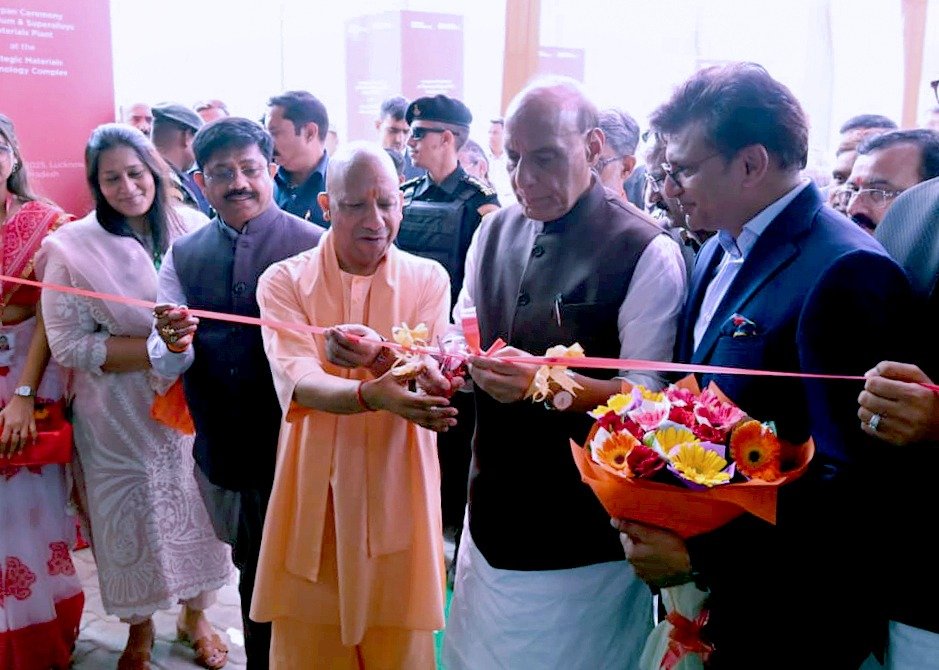 लखनऊ में ब्रह्मोस एयरोस्पेस परिसर में रक्षा मंत्री राजनाथ सिंह और मुख्यमंत्री योगी आदित्यनाथ ने पीटीसी इंडस्ट्रीज की सिस्टम इंटीग्रेशन फैसिलिटी का शुभारंभ किया। मुख्यमंत्री योगी ने कहा कि प्रधानमंत्री नरेंद्र मोदी और रक्षा मंत्री के नेतृत्व में भारत अब रक्षा उत्पादन में आत्मनिर्भर बन चुका है। उन्होंने इसे रोजगार सृजन और तकनीकी सशक्तिकरण का प्रतीक बताया। पीटीसी इंडस्ट्रीज के लखनऊ नोड में 1000 करोड़ रुपये का निवेश कर 50 एकड़ में स्ट्रैटेजिक मटेरियल टेक्नोलॉजी कॉम्प्लेक्स स्थापित किया गया है, जो भारत की रक्षा निर्माण क्षमता और ‘विकसित भारत’ के विजन की नई मिसाल है।