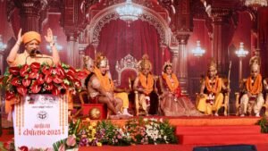 दीपोत्सव 2025 में अयोध्या का हर कोना योगी सरकार की उपलब्धियों और प्रभु श्रीराम की भक्ति से आलोकित रहा। राममनोहर लोहिया अवध विश्वविद्यालय के छात्रों और वालंटियर्स ने अनुशासन और समर्पण की मिसाल पेश की। प्रोफेसर डॉ. सरिता द्विवेदी के निर्देशन में दीपों से बना स्वास्तिक श्रद्धा का केंद्र बना। संस्कृत के विद्यार्थियों ने कहा कि अयोध्या अब साक्षात स्वर्ग जैसी लगती है। छात्रों ने योगी आदित्यनाथ को “युवा आइकॉन” बताते हुए कहा कि उन्होंने न सिर्फ अयोध्या की तस्वीर बदली बल्कि आस्था और विकास दोनों को नई दिशा दी।