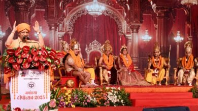 दीपोत्सव 2025 में अयोध्या का हर कोना योगी सरकार की उपलब्धियों और प्रभु श्रीराम की भक्ति से आलोकित रहा। राममनोहर लोहिया अवध विश्वविद्यालय के छात्रों और वालंटियर्स ने अनुशासन और समर्पण की मिसाल पेश की। प्रोफेसर डॉ. सरिता द्विवेदी के निर्देशन में दीपों से बना स्वास्तिक श्रद्धा का केंद्र बना। संस्कृत के विद्यार्थियों ने कहा कि अयोध्या अब साक्षात स्वर्ग जैसी लगती है। छात्रों ने योगी आदित्यनाथ को “युवा आइकॉन” बताते हुए कहा कि उन्होंने न सिर्फ अयोध्या की तस्वीर बदली बल्कि आस्था और विकास दोनों को नई दिशा दी।