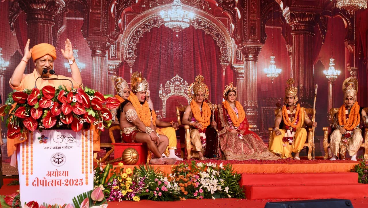 दीपोत्सव 2025 में अयोध्या का हर कोना योगी सरकार की उपलब्धियों और प्रभु श्रीराम की भक्ति से आलोकित रहा। राममनोहर लोहिया अवध विश्वविद्यालय के छात्रों और वालंटियर्स ने अनुशासन और समर्पण की मिसाल पेश की। प्रोफेसर डॉ. सरिता द्विवेदी के निर्देशन में दीपों से बना स्वास्तिक श्रद्धा का केंद्र बना। संस्कृत के विद्यार्थियों ने कहा कि अयोध्या अब साक्षात स्वर्ग जैसी लगती है। छात्रों ने योगी आदित्यनाथ को “युवा आइकॉन” बताते हुए कहा कि उन्होंने न सिर्फ अयोध्या की तस्वीर बदली बल्कि आस्था और विकास दोनों को नई दिशा दी।