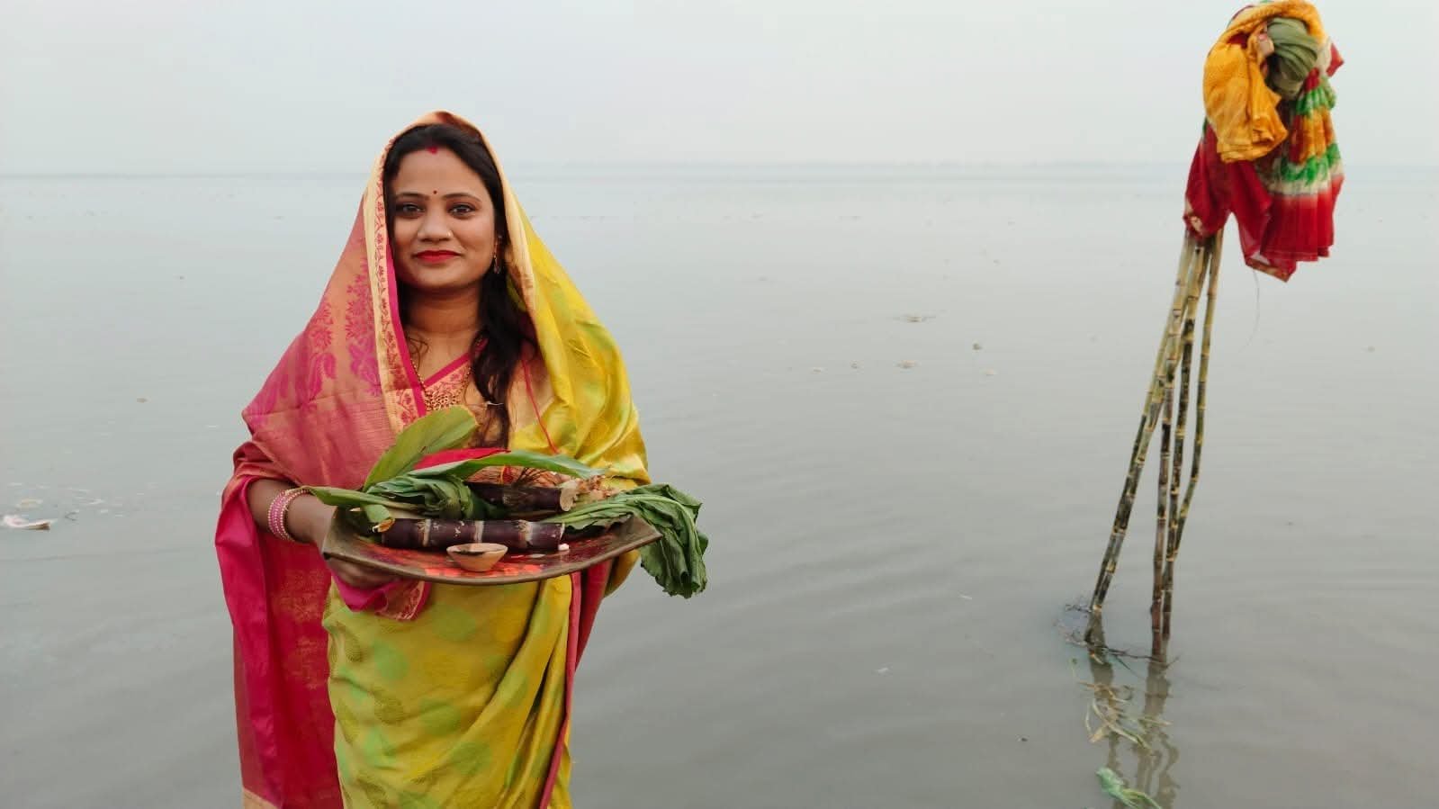 छठ पूजा 2025 कार्तिक माह के शुक्ल पक्ष की षष्ठी तिथि से प्रारंभ होकर चार दिन तक मनाया जाने वाला प्रमुख पर्व है। इस वर्ष यह महापर्व 25 अक्टूबर से 28 अक्टूबर 2025 तक चलेगा। सूर्य देव (प्रकृति के देवता) और छठी मैया (संतान व आरोग्य की देवी) को समर्पित इस त्योहार में व्रती निर्जला व्रत रखते हुए संतान की दीर्घायु और आरोग्य की कामना करते हैं। वैदिक काल से चली आ रही यह सादगीपूर्ण लोकपरंपरा मुख्यतः बिहार, झारखंड, पूर्वोत्तर भारत और नेपाल की तराई क्षेत्रों में पनपी है । आज यह त्यौहार प्रवासी भारतीयों के साथ-साथ विश्वभर में लोकप्रिय हो चुका है। नहाय-खाय से शुरू होकर खरना, संध्या-र्घ्य और उषा-र्घ्य तक छठ पूजा की पूजा-विधि होती है। पारंपरिक प्रसाद में गुड़-खीर, लिट्टी-चोखा और फल आदि शामिल होते हैं। मधुर छठ गीतों और मंत्रों की गूंज से भक्ति का वातावरण बन जाता है। यह पर्व नदी-घाटों की स्वच्छता एवं सामूहिक सहयोग की भावना को भी जागृत करता है।