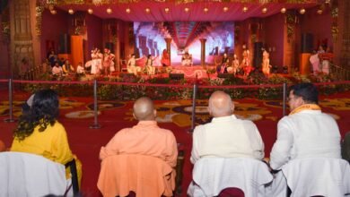 अयोध्या दीपोत्सव-2025 के दौरान रामकथा पार्क में पांच देशों — श्रीलंका, इंडोनेशिया, रूस, थाईलैंड और नेपाल — की रामलीलाओं का भव्य मंचन हुआ। मुख्यमंत्री योगी आदित्यनाथ ने सभी प्रस्तुतियों का अवलोकन कर कलाकारों की सराहना की। उन्होंने उत्तराखंड और बरेली की रामलीलाओं का भी आनंद लिया। दीपोत्सव कविता प्रतियोगिता की विजेता हिमानी पांडेय और चित्रकला प्रतियोगिता के विजेता रोहन कुमार को सीएम ने मंच से सम्मानित किया। श्रीलंका विश्वविद्यालय की प्रोफेसर अमिला दमयंती ने मुख्यमंत्री को पारंपरिक मुखौटा भेंट किया। समारोह में संतों, जनप्रतिनिधियों और बड़ी संख्या में श्रद्धालु उपस्थित रहे।