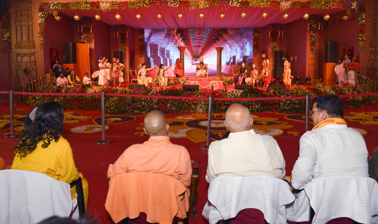 अयोध्या दीपोत्सव-2025 के दौरान रामकथा पार्क में पांच देशों — श्रीलंका, इंडोनेशिया, रूस, थाईलैंड और नेपाल — की रामलीलाओं का भव्य मंचन हुआ। मुख्यमंत्री योगी आदित्यनाथ ने सभी प्रस्तुतियों का अवलोकन कर कलाकारों की सराहना की। उन्होंने उत्तराखंड और बरेली की रामलीलाओं का भी आनंद लिया। दीपोत्सव कविता प्रतियोगिता की विजेता हिमानी पांडेय और चित्रकला प्रतियोगिता के विजेता रोहन कुमार को सीएम ने मंच से सम्मानित किया। श्रीलंका विश्वविद्यालय की प्रोफेसर अमिला दमयंती ने मुख्यमंत्री को पारंपरिक मुखौटा भेंट किया। समारोह में संतों, जनप्रतिनिधियों और बड़ी संख्या में श्रद्धालु उपस्थित रहे।