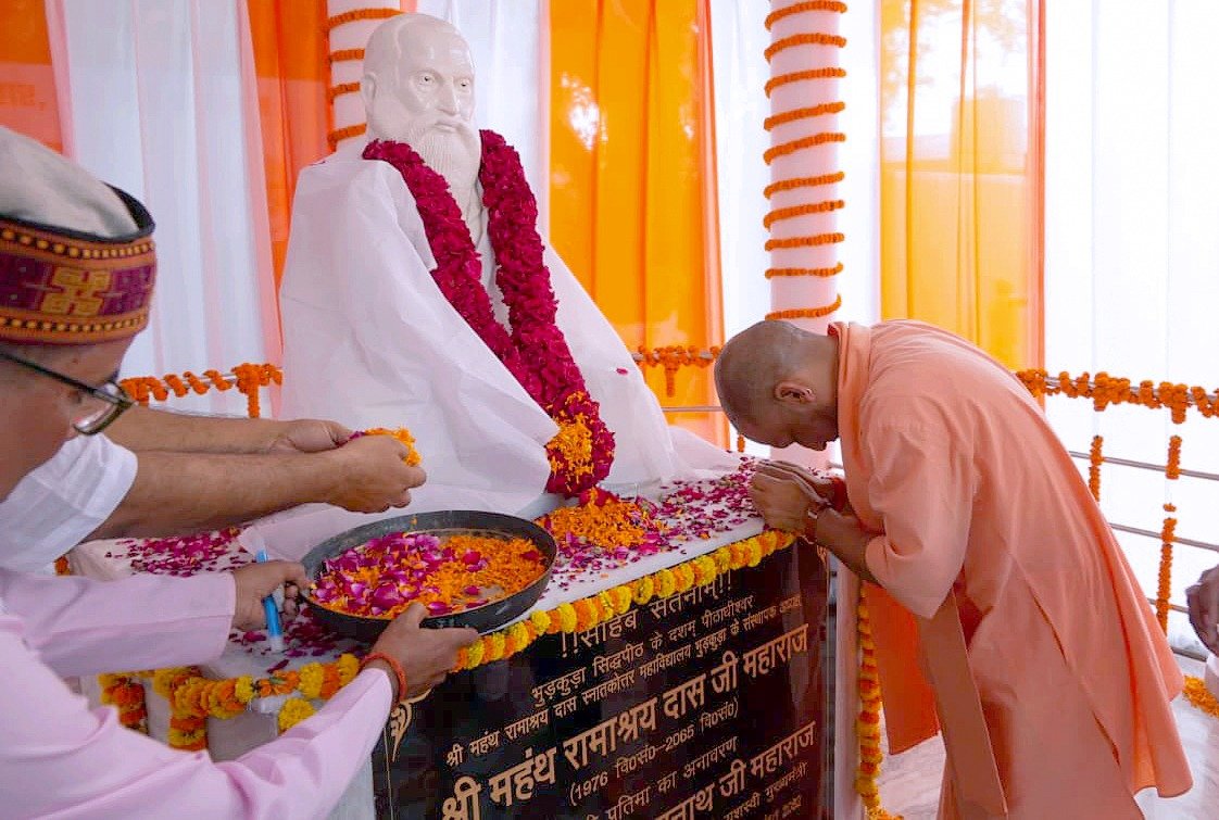 गाजीपुर के सिद्धपीठ श्री हथियाराम मठ में मुख्यमंत्री योगी आदित्यनाथ ने कहा कि भारत की आत्मा उसकी आध्यात्मिक चेतना में बसती है। राम मंदिर निर्माण भारत की आत्मा के पुनर्जागरण का प्रतीक है। सीएम ने कहा कि मठ-मंदिर केवल उपासना स्थल नहीं, बल्कि राष्ट्रीय एकता और सामाजिक समरसता के आधार स्तंभ हैं। उन्होंने गाजीपुर की वीर धरती को नमन करते हुए कहा कि डबल इंजन सरकार ने जो कहा, वही किया है। योगी ने महंथ रामाश्रय दास जी की प्रतिमा का अनावरण कर विद्यार्थियों से राष्ट्र और संस्कृति के प्रति समर्पण का आह्वान किया।