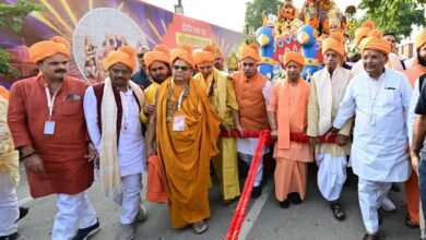 अयोध्या के रामकथा पार्क में दीपोत्सव 2025 भक्ति, प्रकाश और गौरव का अनोखा संगम बना। संतों ने मुख्यमंत्री योगी आदित्यनाथ की सराहना करते हुए कहा कि उन्होंने अयोध्या में वह कर दिखाया जो युगों तक असंभव था। पूर्व सांसद डॉ. रामविलास वेदांती महाराज ने कहा कि योगी ने अयोध्या को विश्वभर में हिंदू आस्था का केंद्र बना दिया। जगतगुरु राघवाचार्य और अन्य संतों ने कहा कि योगी ने विक्रमादित्य की परंपरा को पुनर्जीवित किया है। अयोध्या अब दीपों की नगरी ही नहीं, श्रद्धा और राष्ट्रीय अस्मिता की राजधानी बन चुकी है।