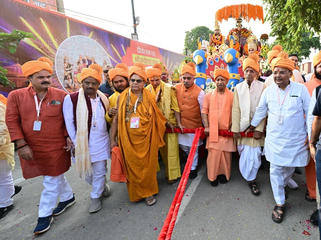 अयोध्या के रामकथा पार्क में दीपोत्सव 2025 भक्ति, प्रकाश और गौरव का अनोखा संगम बना। संतों ने मुख्यमंत्री योगी आदित्यनाथ की सराहना करते हुए कहा कि उन्होंने अयोध्या में वह कर दिखाया जो युगों तक असंभव था। पूर्व सांसद डॉ. रामविलास वेदांती महाराज ने कहा कि योगी ने अयोध्या को विश्वभर में हिंदू आस्था का केंद्र बना दिया। जगतगुरु राघवाचार्य और अन्य संतों ने कहा कि योगी ने विक्रमादित्य की परंपरा को पुनर्जीवित किया है। अयोध्या अब दीपों की नगरी ही नहीं, श्रद्धा और राष्ट्रीय अस्मिता की राजधानी बन चुकी है।