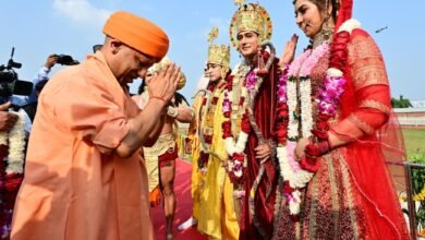 अयोध्या दीपोत्सव 2025 में मुख्यमंत्री योगी आदित्यनाथ ने कहा कि यह केवल दीपों का पर्व नहीं, बल्कि 500 वर्षों के अंधकार पर आस्था की विजय का प्रतीक है। उन्होंने राम कथा पार्क में राम राज्याभिषेक के दौरान कहा कि अब भगवान श्रीराम तंबू में नहीं, अपने भव्य मंदिर में विराजमान हैं। योगी ने विपक्ष पर तंज कसते हुए कहा कि जिन्होंने रामभक्तों पर गोलियां चलाईं, आज वही दीपों की रोशनी से असहज हैं। अयोध्या आज प्रधानमंत्री मोदी के संकल्पों के अनुरूप “आस्था, विकास और आत्मनिर्भरता” का केंद्र बन चुकी है - यही आधुनिक रामराज्य की पहचान है।