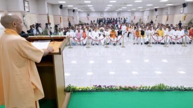 लखनऊ : मुख्यमंत्री योगी आदित्यनाथ ने पेराई सत्र 2025-26 के लिए गन्ना मूल्य में 30 रुपये प्रति क्विंटल की ऐतिहासिक बढ़ोतरी कर अन्नदाता किसानों के चेहरे पर मुस्कान ला दी। सीएम योगी ने कहा कि उनकी सरकार ने किसानों को बिचौलियों से मुक्त कर सीधा बैंक खाते में भुगतान की पारदर्शी व्यवस्था लागू की है। पिछले 8 वर्षों में गन्ना क्षेत्र में नए निवेश, मिलों के पुनरुद्धार और तकनीकी सुधारों से किसान सशक्त हुए हैं। अब गन्ना खेती उत्तर प्रदेश की अर्थव्यवस्था की रीढ़ बन गई है।