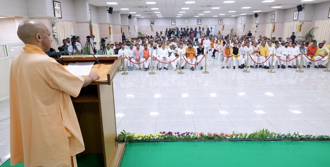 लखनऊ : मुख्यमंत्री योगी आदित्यनाथ ने पेराई सत्र 2025-26 के लिए गन्ना मूल्य में 30 रुपये प्रति क्विंटल की ऐतिहासिक बढ़ोतरी कर अन्नदाता किसानों के चेहरे पर मुस्कान ला दी। सीएम योगी ने कहा कि उनकी सरकार ने किसानों को बिचौलियों से मुक्त कर सीधा बैंक खाते में भुगतान की पारदर्शी व्यवस्था लागू की है। पिछले 8 वर्षों में गन्ना क्षेत्र में नए निवेश, मिलों के पुनरुद्धार और तकनीकी सुधारों से किसान सशक्त हुए हैं। अब गन्ना खेती उत्तर प्रदेश की अर्थव्यवस्था की रीढ़ बन गई है।